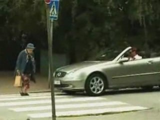 Faut pas klaxonner un vieux !! ( Drole )