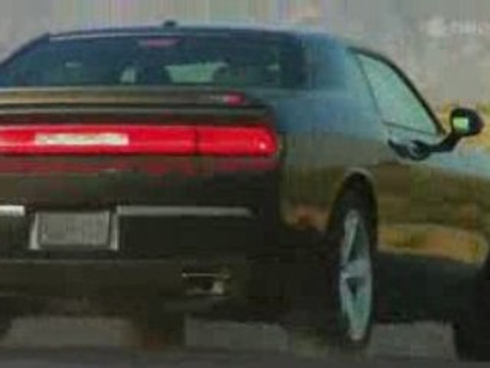 Dodge Challenger SRT-8Drifting on Track (HD 720p)