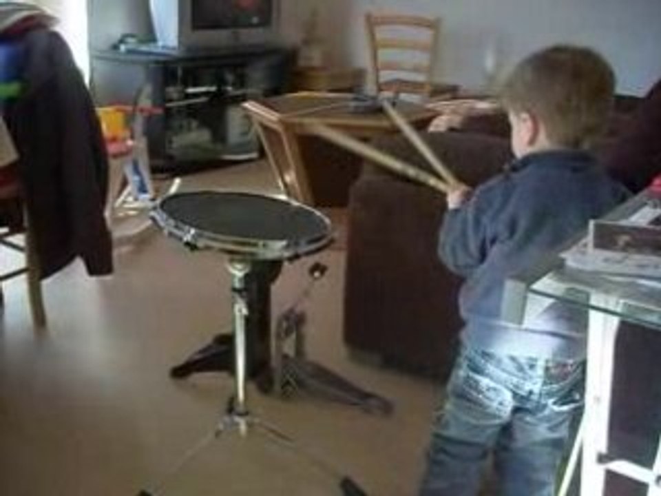 evann à la batterie