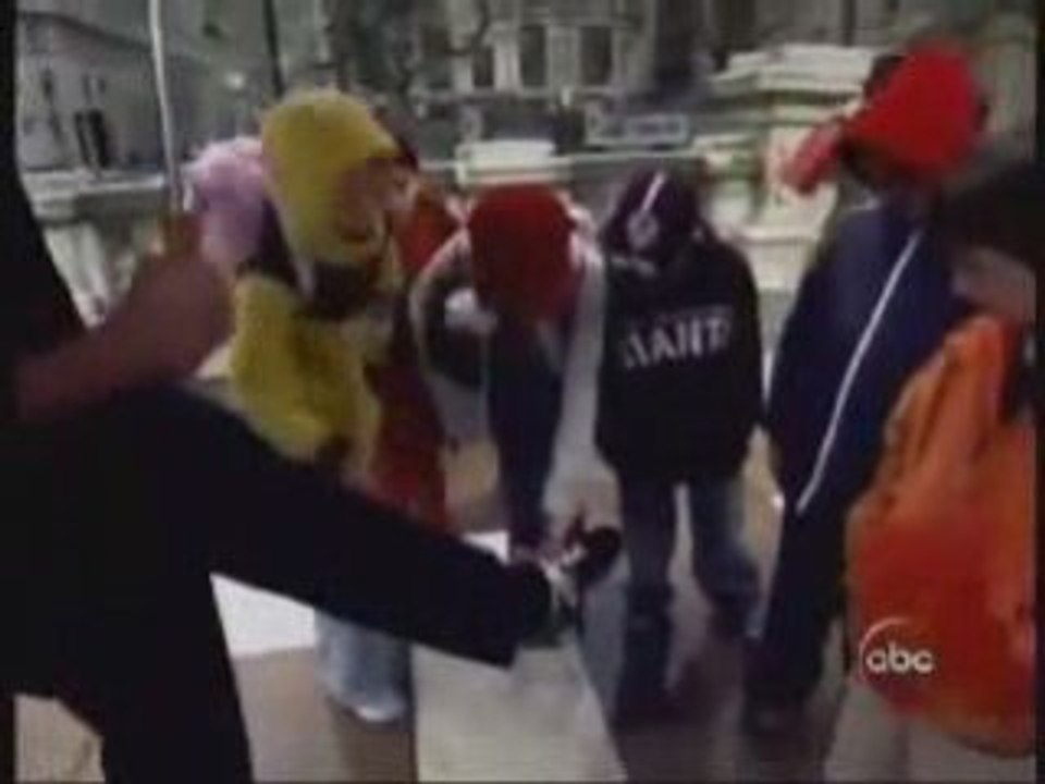 David Blaine - Tie Shoelace Without Using Hands