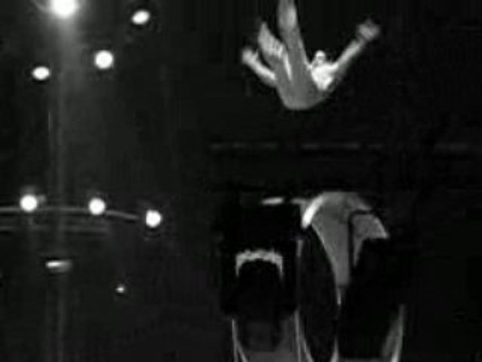 Acrobate Saut Périlleux en Rotation - Cirque Pinder