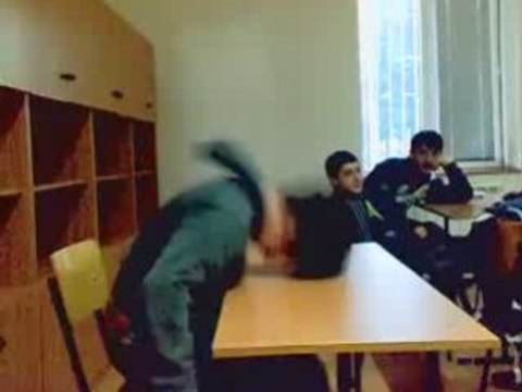 Régis péte un cable sur table