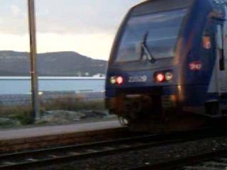 Gare de la pauline : arrivée d'un TER