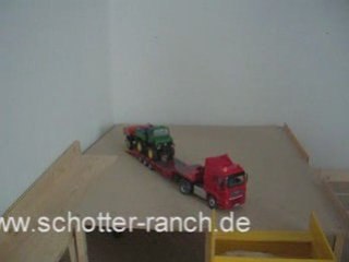 MAN mit Tieflader hat Crash beim Beladen