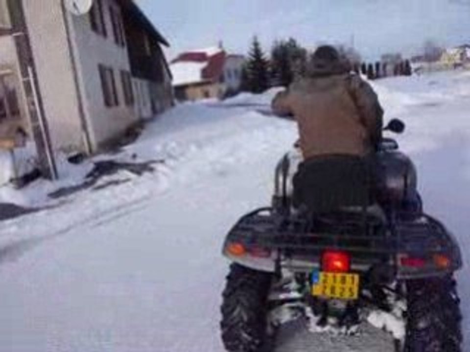 Cotrôles de quad sur route enneigée
