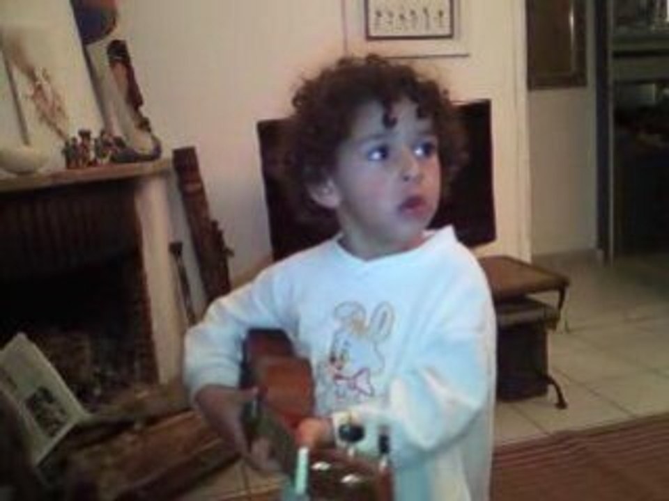 CESAR à la guitare juste avant de la casser...