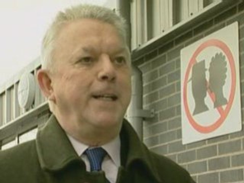 Kissing commuters banned from holding up traffic