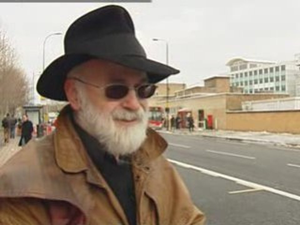 Terry Pratchett to receive knighthood at Buckingham Palace