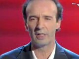 Benigni: le canta e le suona