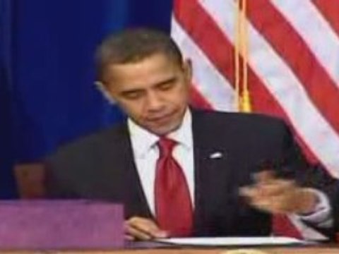 Barack Obama signe le plan de relance