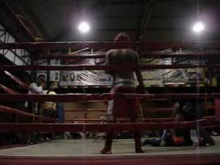 Un boxeur bourré tape l'arbitre