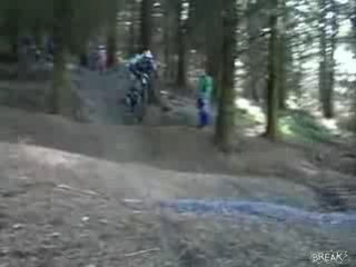 Régis se prend un arbre .