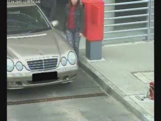 Accident  d'une Femme au volant (d'une Mercedes)