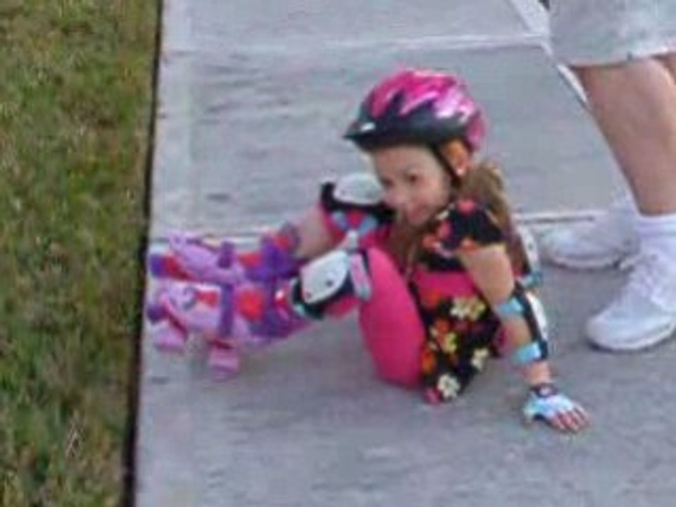 Loanne essaye ses patins a roulettes