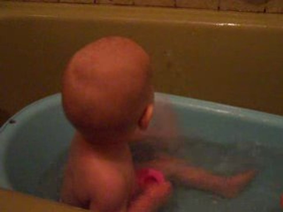 BEBE DANS LE BAIN