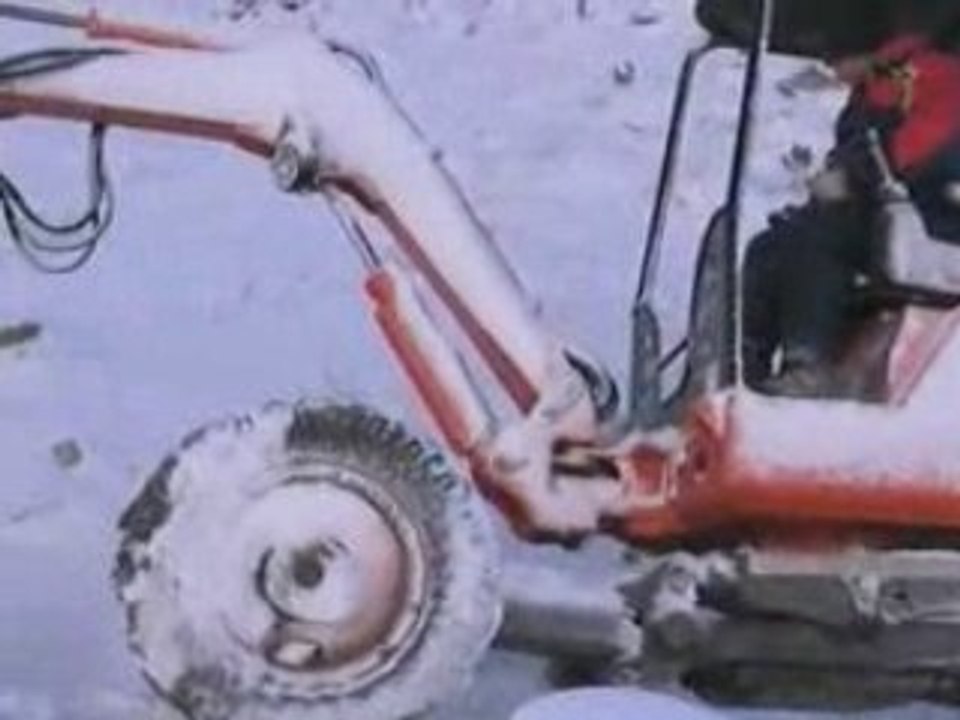 Pelle araignée dans la neige acropelle