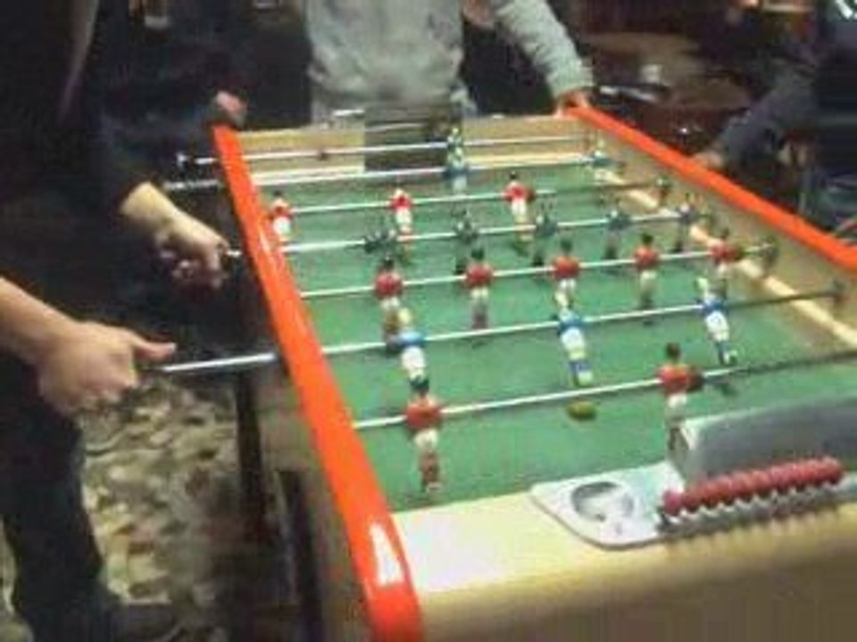 But de fou de Hoarau au baby foot !