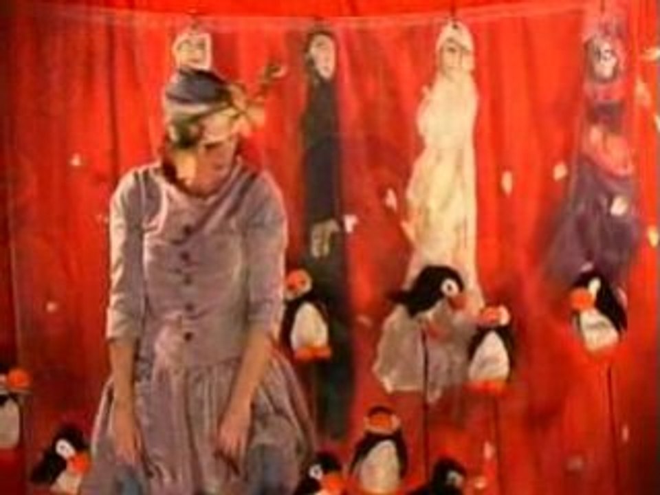 Enfant roi et la poupée sans bras