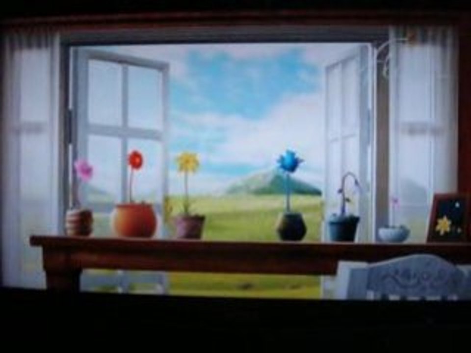 Hinter den Blumen liegt ein weiterer Raum.