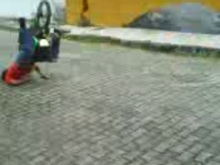 Accident d'un idiot sur une Mobylette