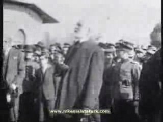 ATATURK TREN KALKMADAN ONCE HALKLA SOHBET EDIYOR