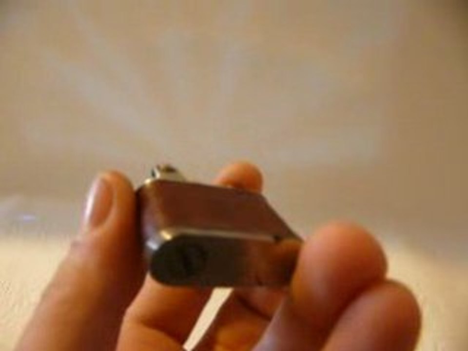 allumage d'un briquet Lancel automatique