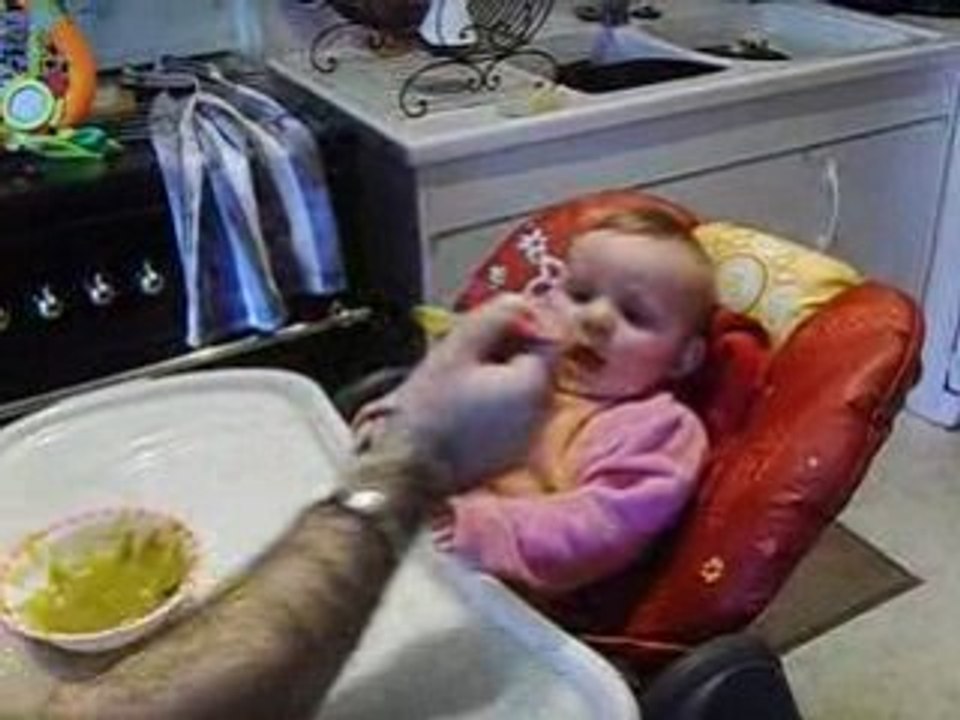 Nina aime manger