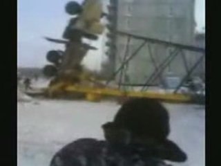 Une pylône électrique trop lourd pour la grue