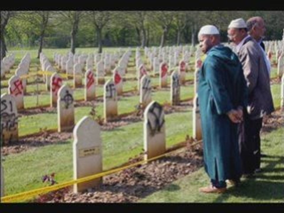 Par là les néo-nazes du M.D.I de kemi seba. La réponse :