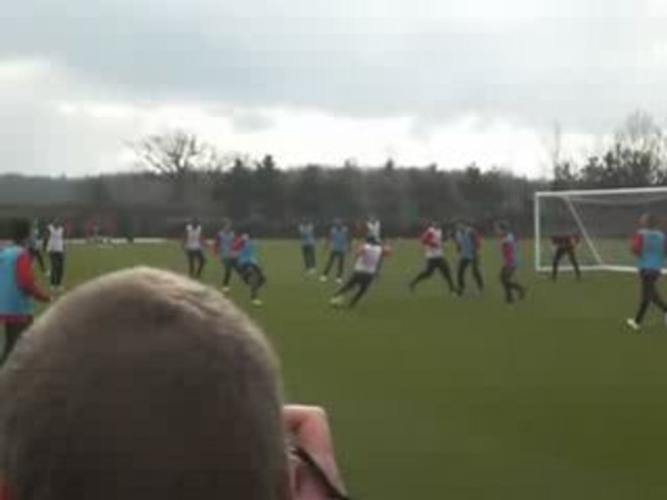 Arshavin spins past Nasri