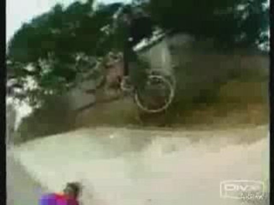 Réception de bmx sur la tête du copain