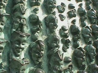 De génération en génération : Le bas-relief de Bruce Krebs à La Rochelle