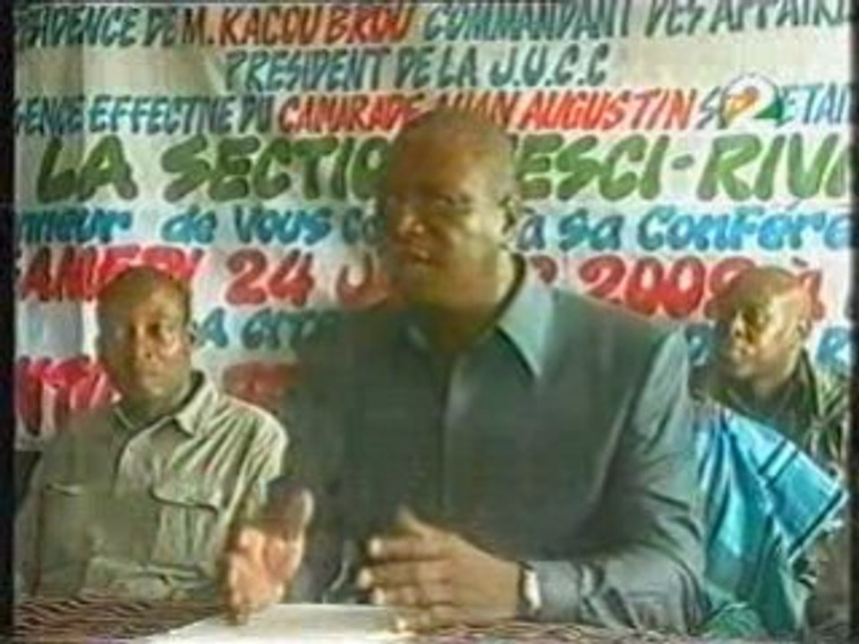 Hamed  Bakayoko offre plusieurs ordinateurs aux étudiants