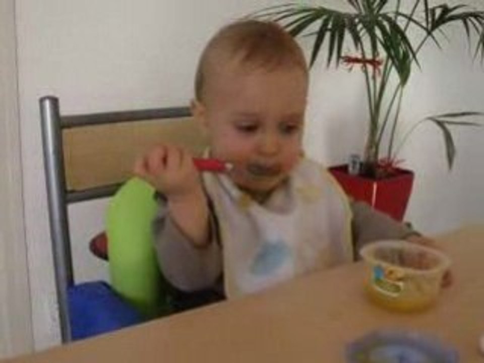 Nora mange toute seule