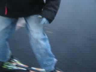 boby en skate qui saute sur son street-surf