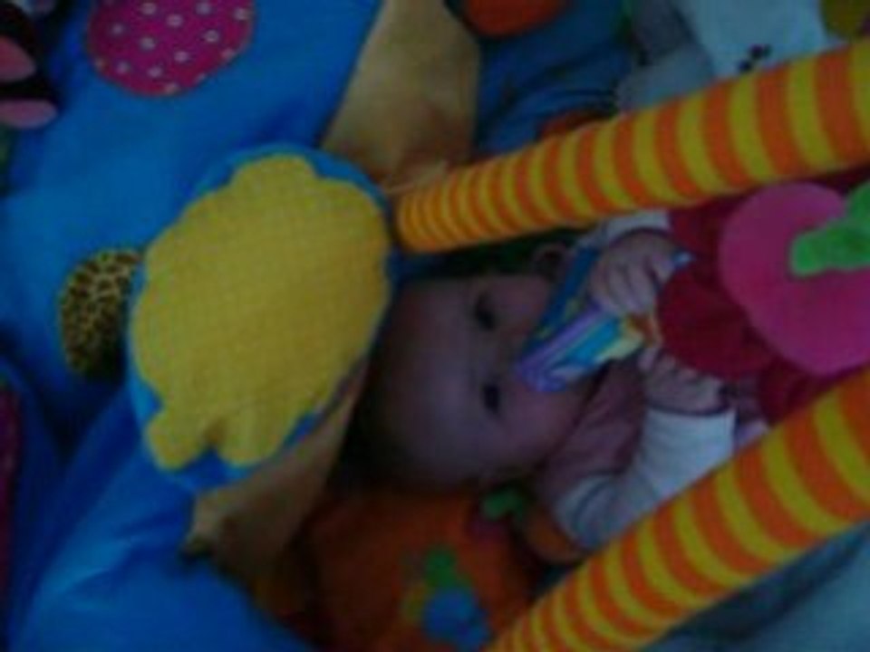 Manon commence a mettre a sa bouche