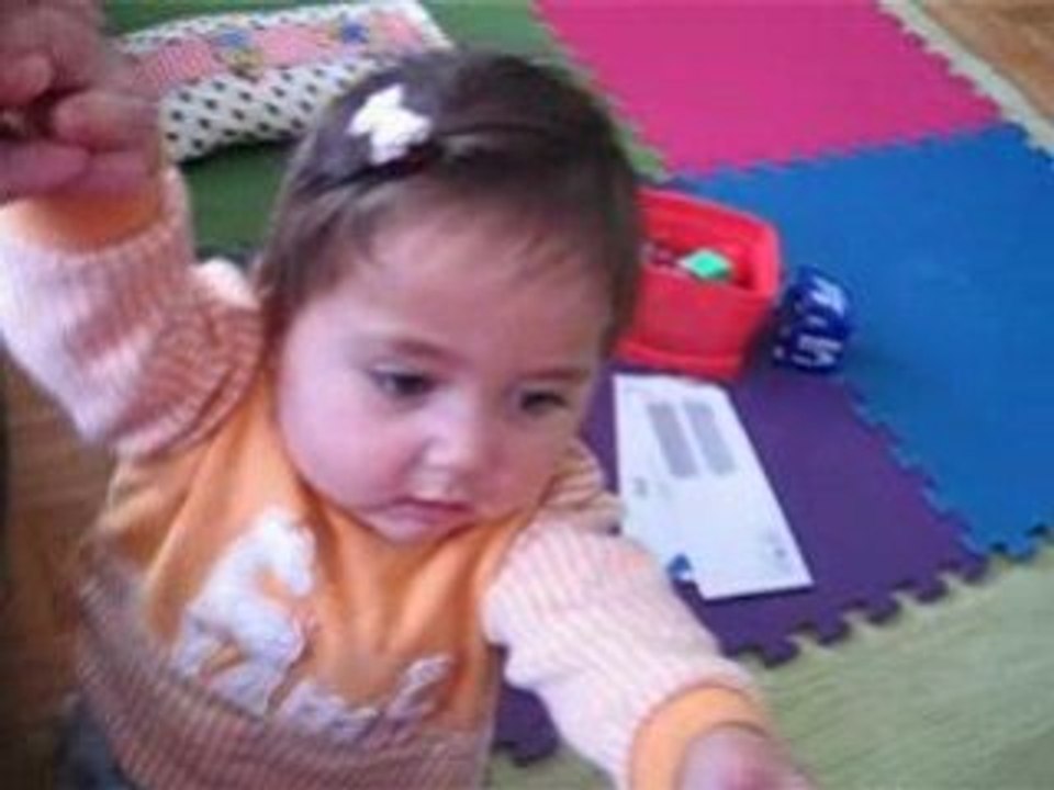 Ela Pinar ve Gummy Bear