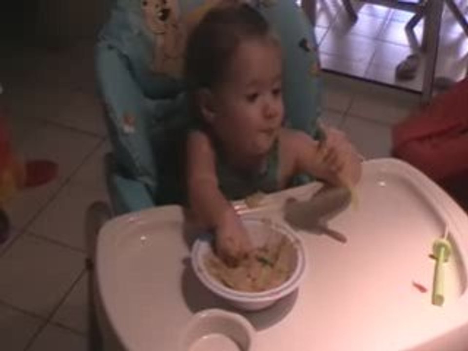 Ely mange proprement