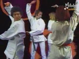 ( une Curiosité)  Charlie:"" le Tango du KUNG FU""