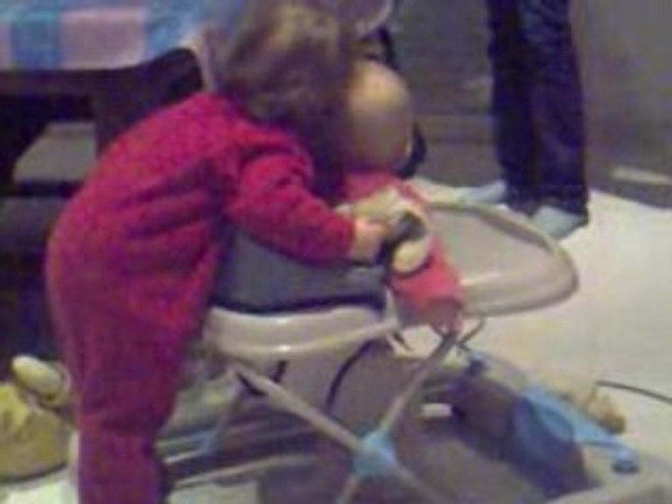 Agathe et Gabrielle font du trotteur