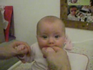 Clotilde fait ses gencives