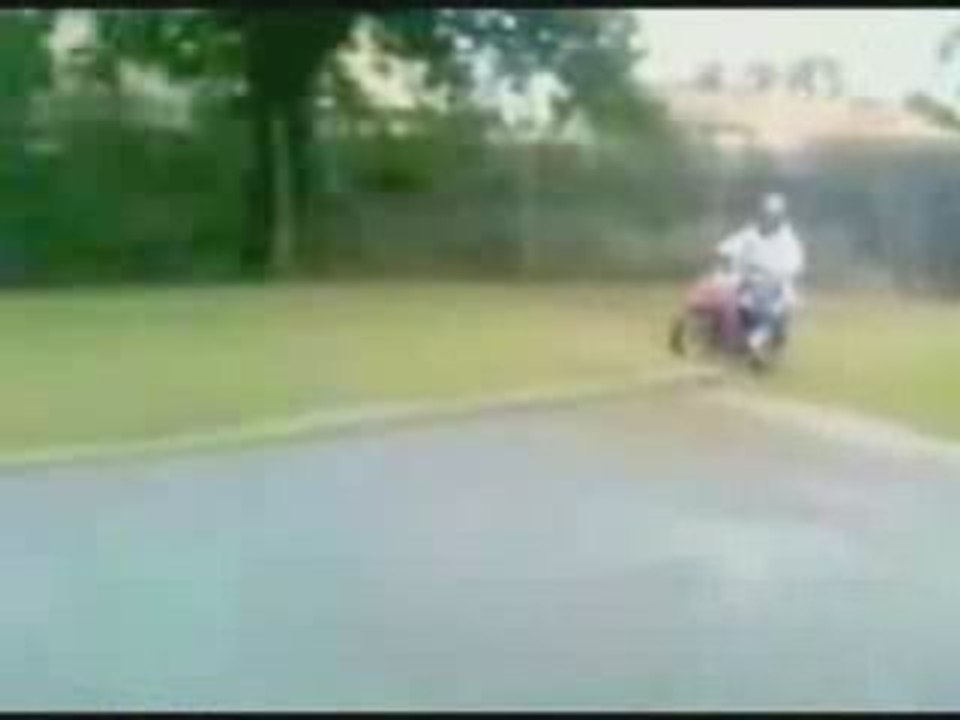 94310 ADM saut de la mort en scooter