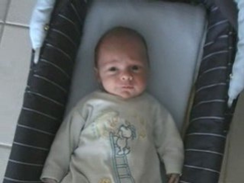 Maman qui veux faire sourire bébé