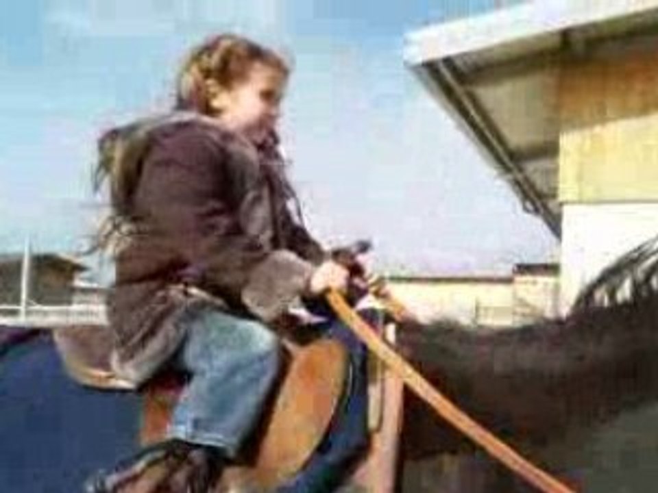 Julie sur un cheval de course