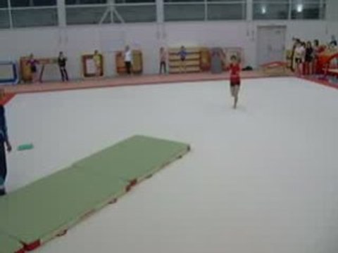 Mélanie rondade flip salto