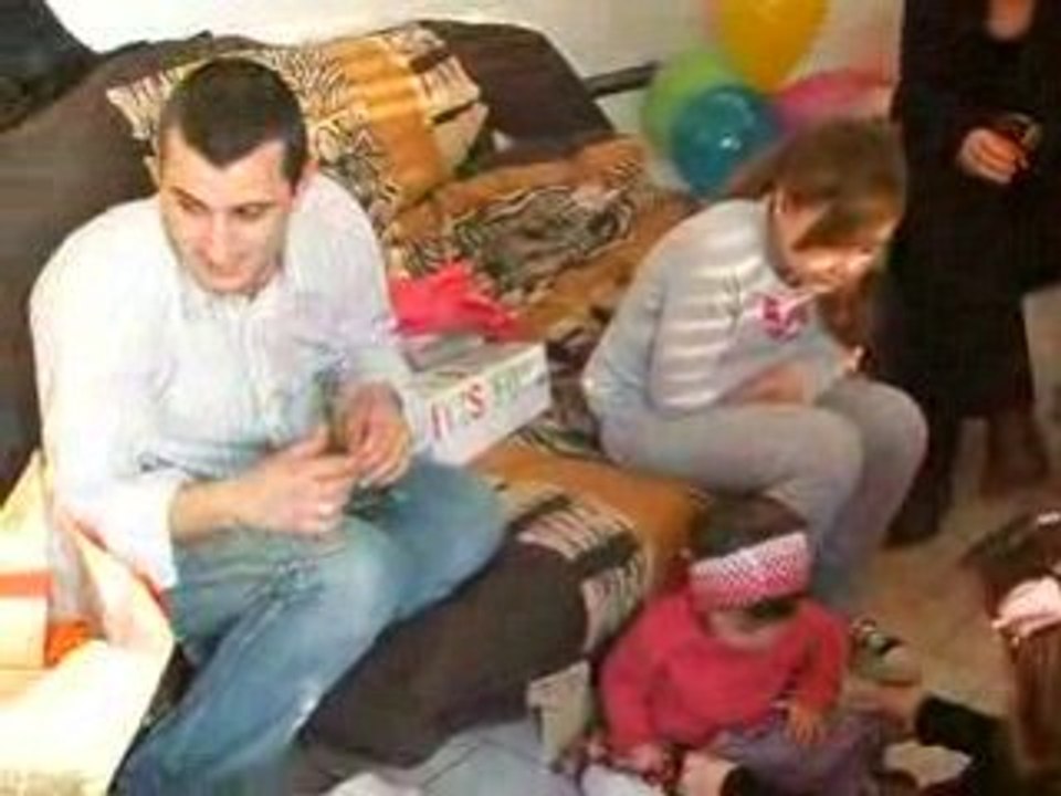 Maeva ouvre ses cadeaux pr ses 1 an!!