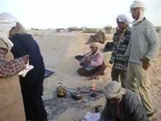 Matin au désert tunisien autour du feu 🌅