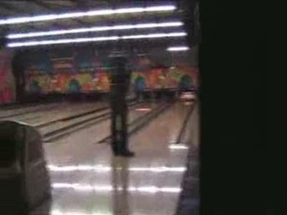 Régis joue au bowling