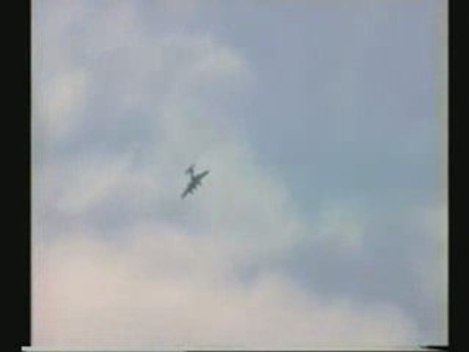 De Havilland Mosquito suffers fatal mechanical failure,