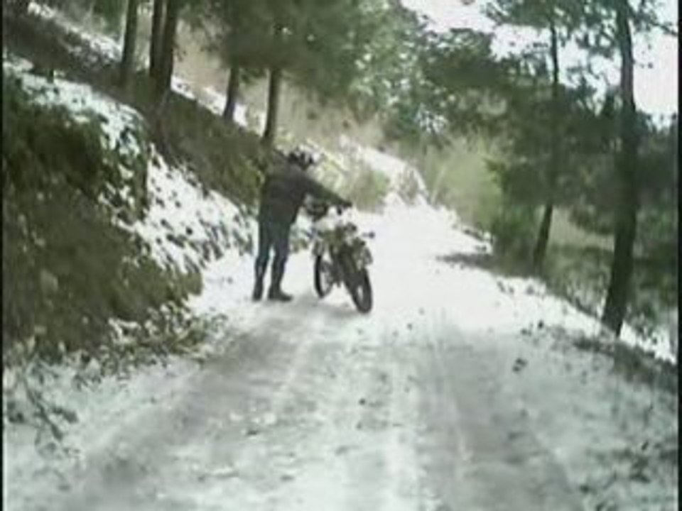 Chute de moto sur la glace